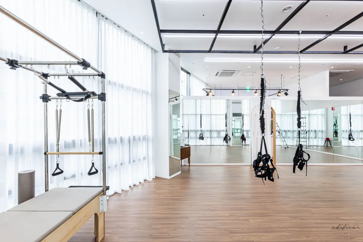 화이트톤 플라잉요가 스튜디오 인테리어